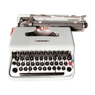 Machine à écrire vintage et design Lettra 22 Olivetti