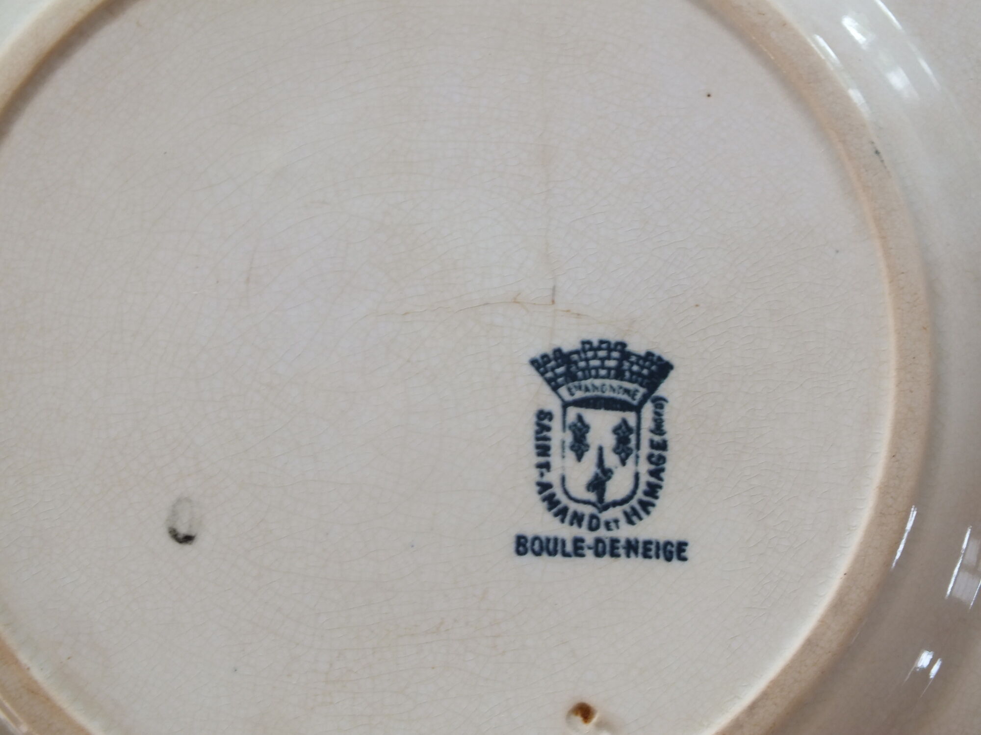 7 flat plates in Terre de Fer St Amand model Boule de Neige
