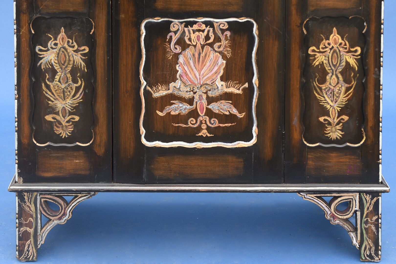Painted bonnetière