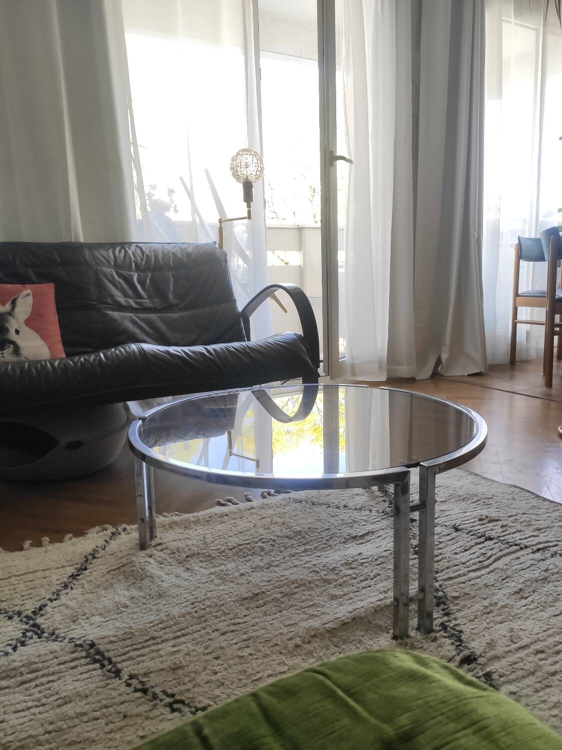 Round coffee table in smoked glass with chrome legs