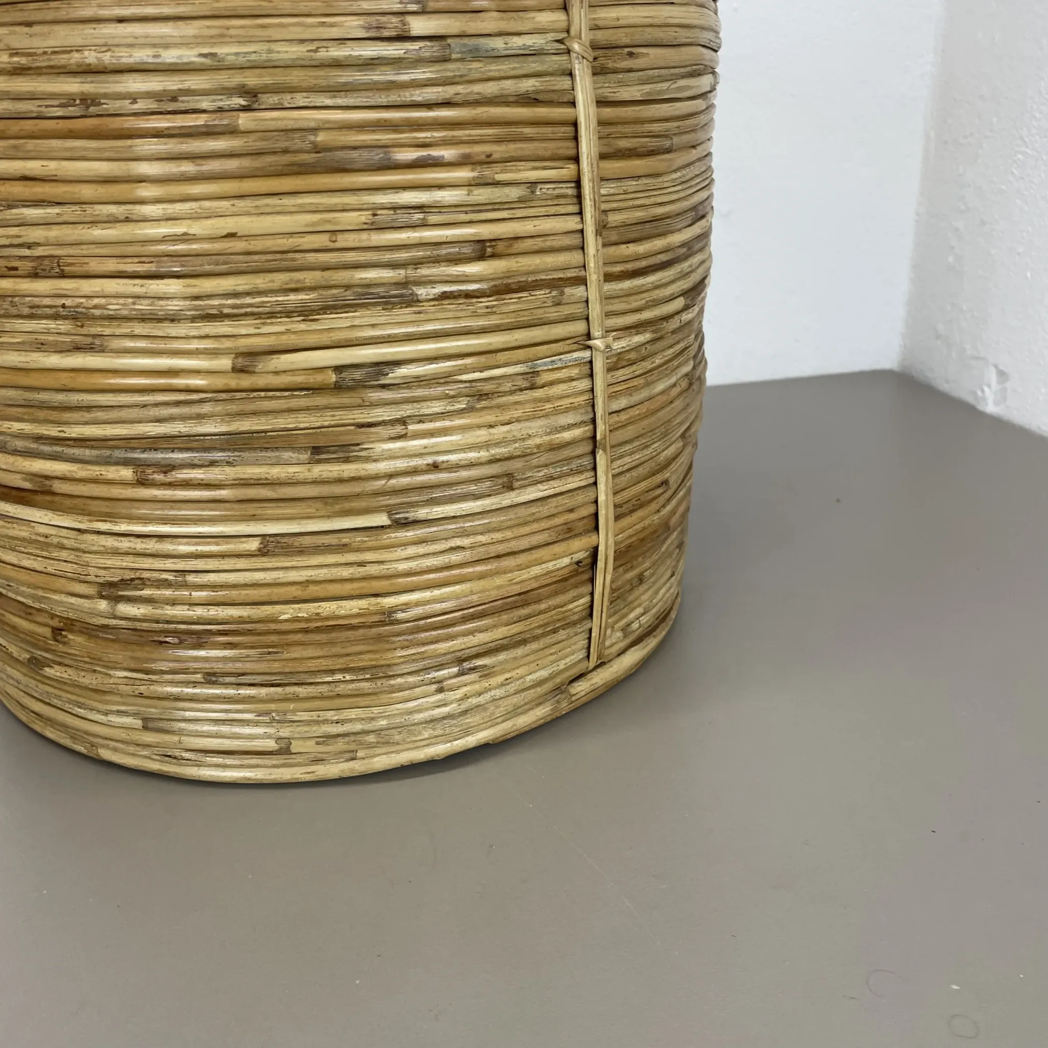 xl 31 cm, rare rattan and brass waste basket in the Crespi-Albini style, Italy 1970