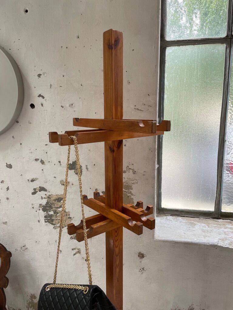 Patère wears pine coat 70