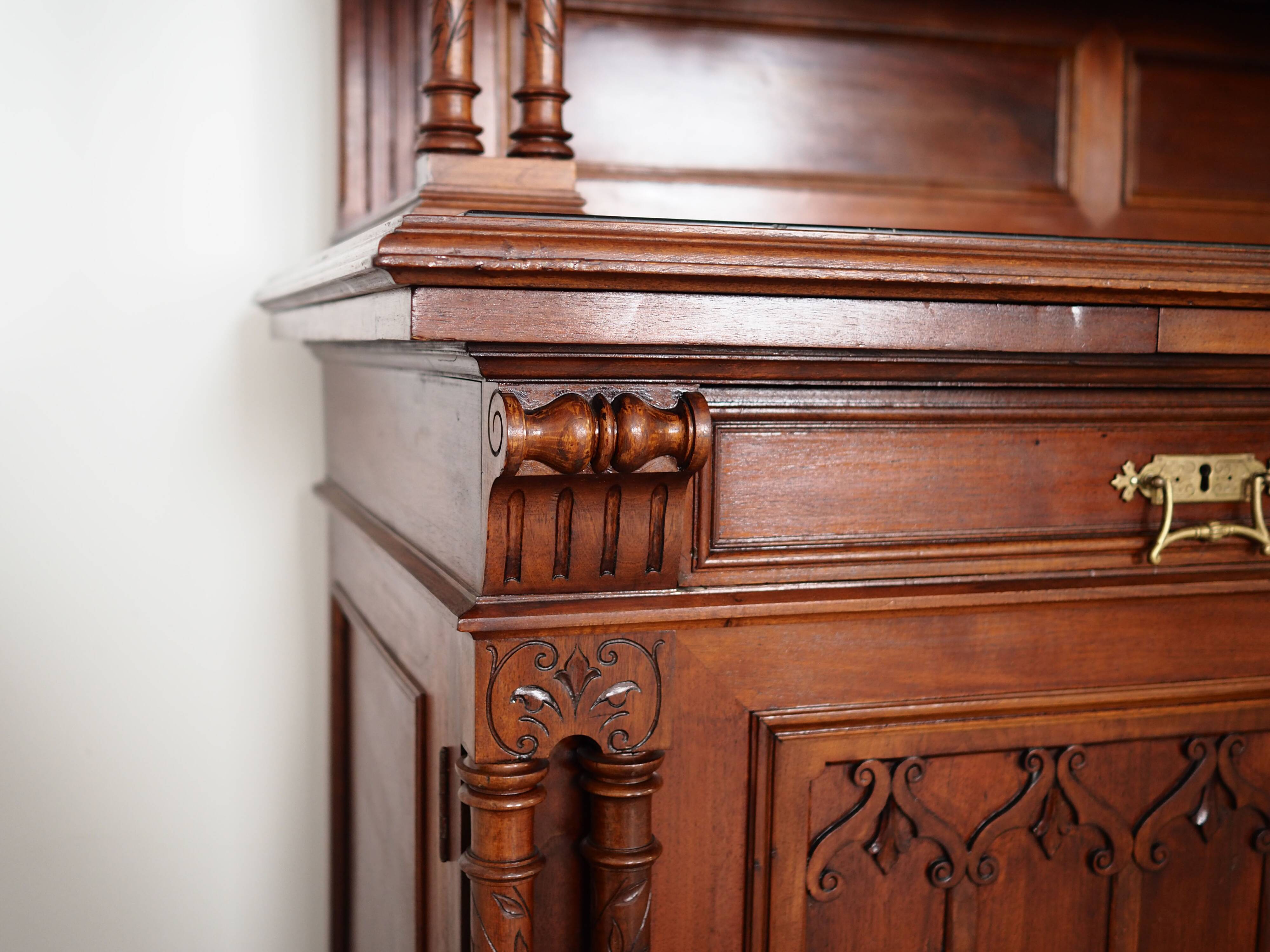 Armoire, vaisselier en chêne, Allemagne première moitié du XXème s.