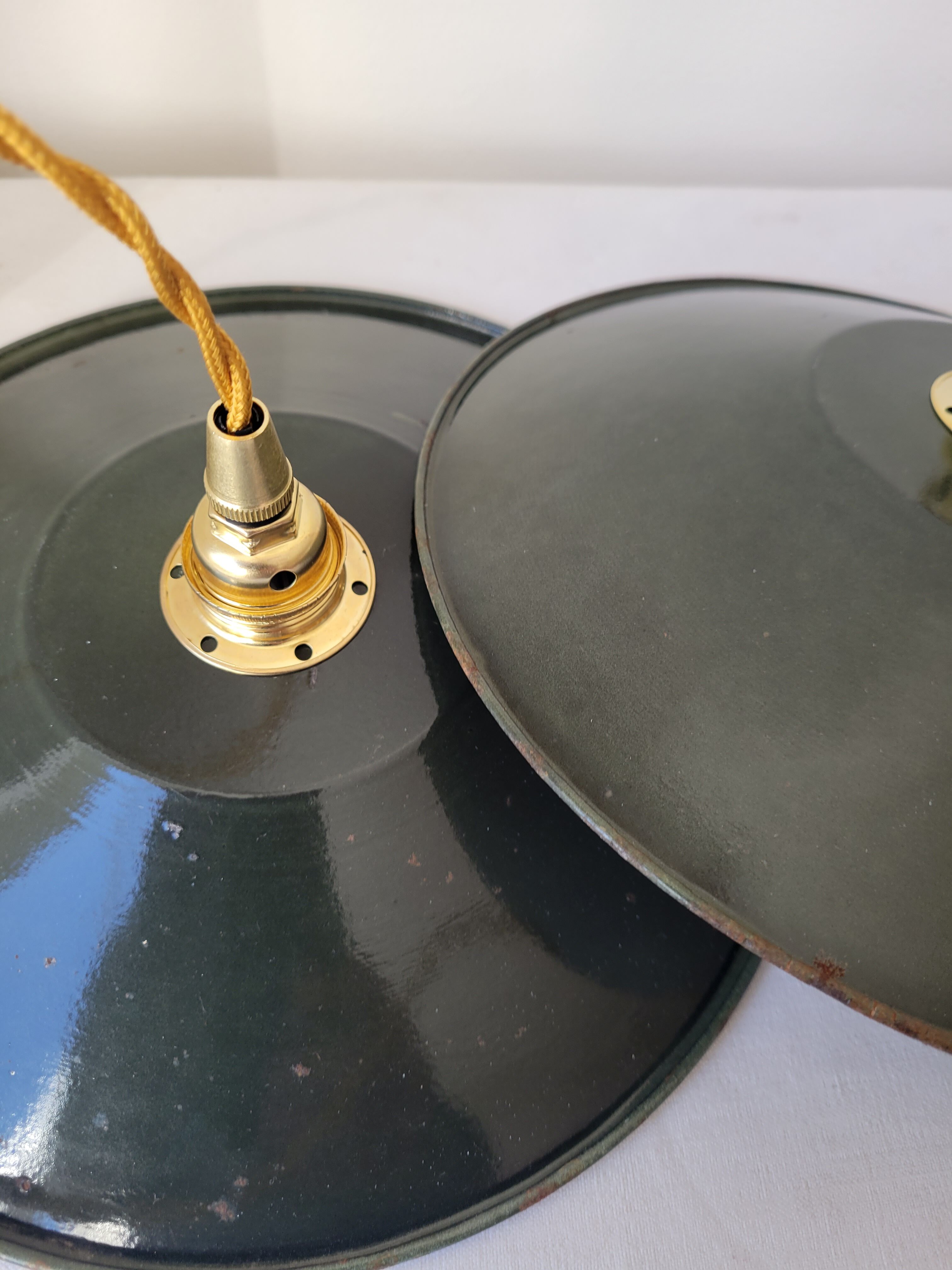 Pair of enamelled suspensions