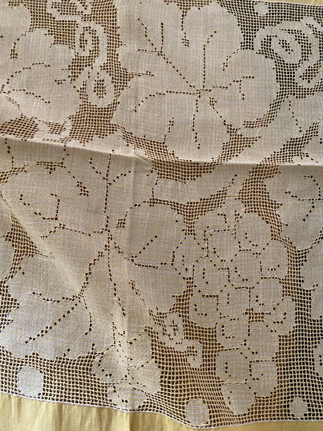 Tablecloth and 12 straw-colored napkins from the 50s.