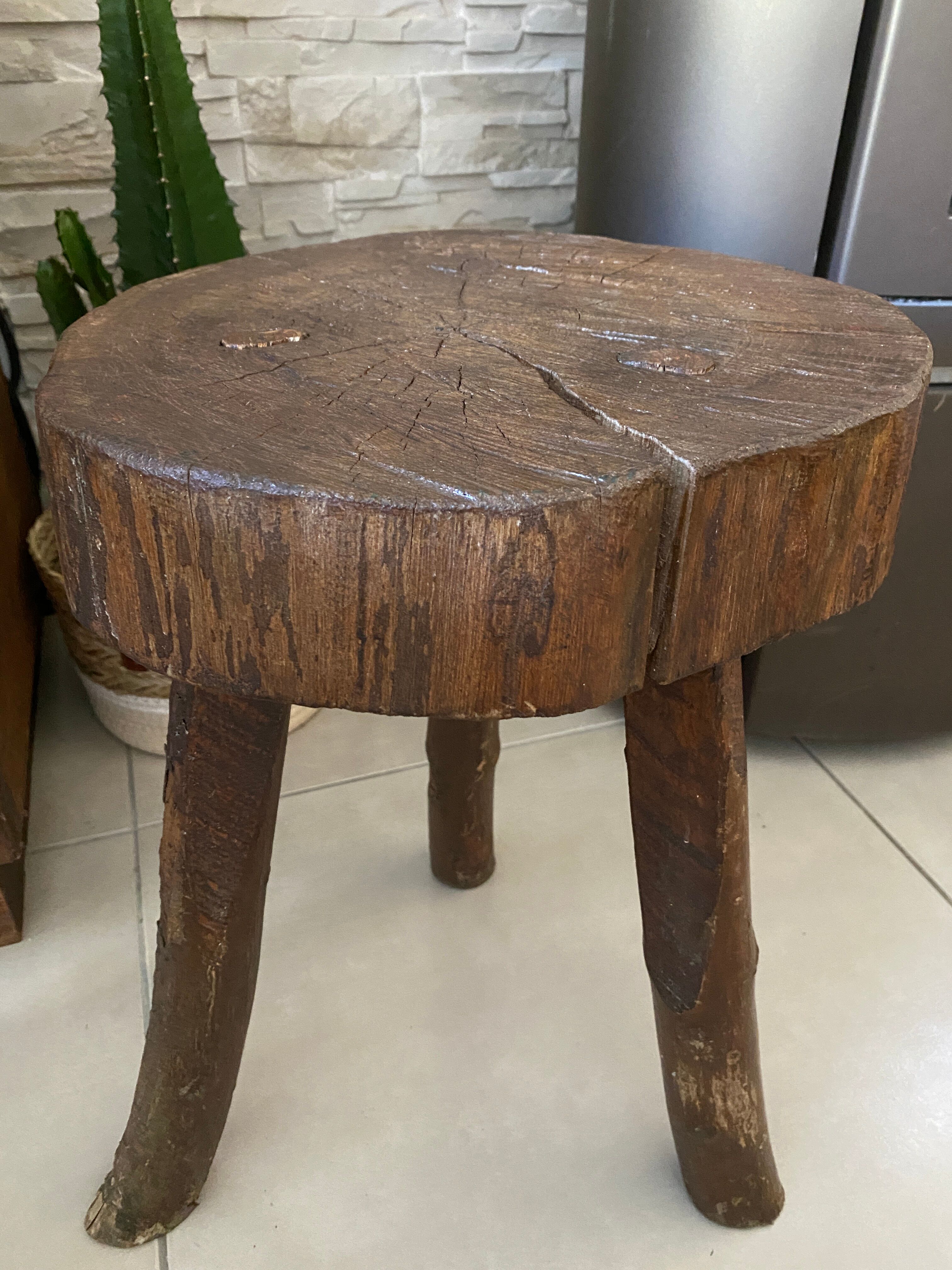 Tabouret tripode brutaliste