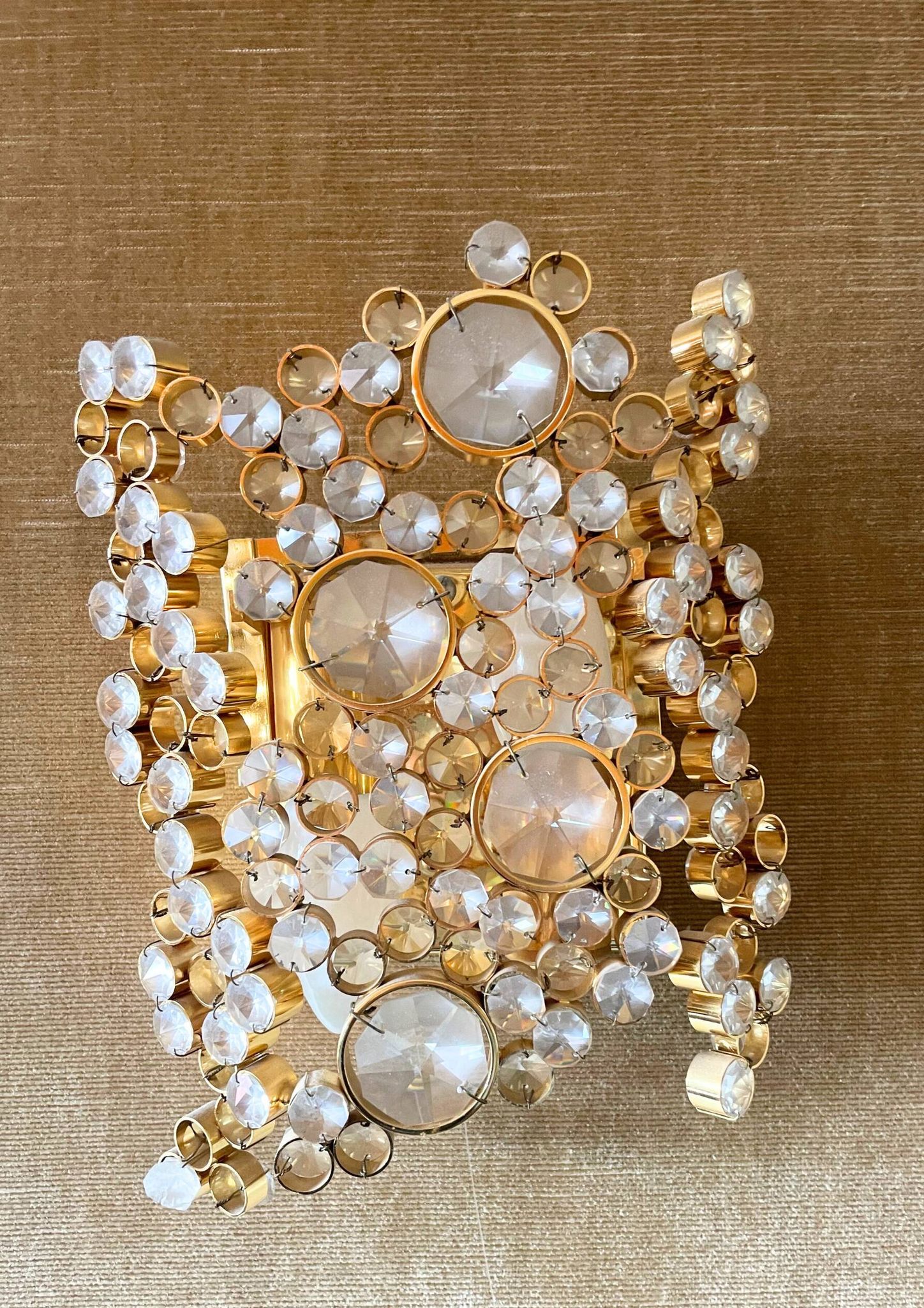 Lot de 2 appliques en laiton et cristal d'après Palwa