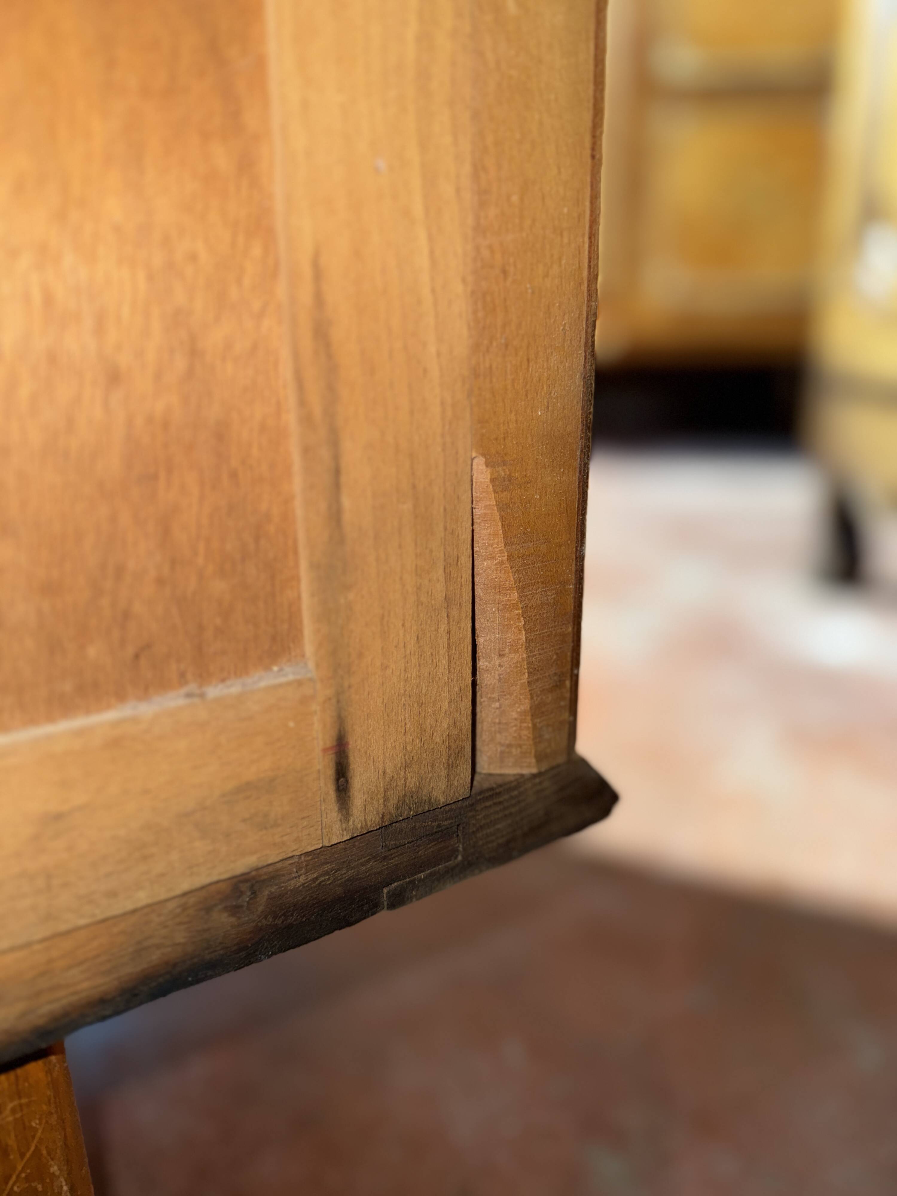 Armoire vintage en rotin et chêne