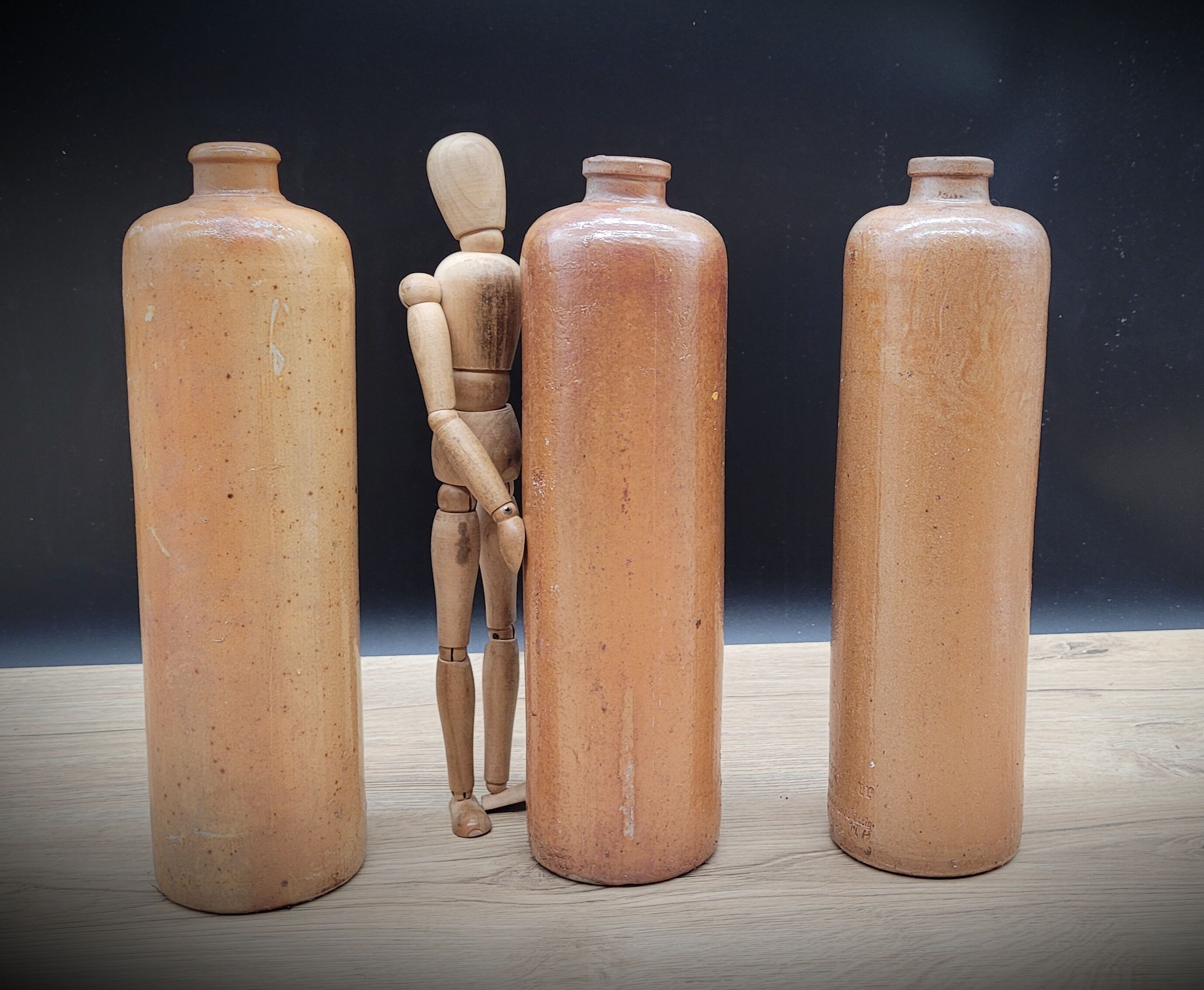 Trio de bouteilles en grès