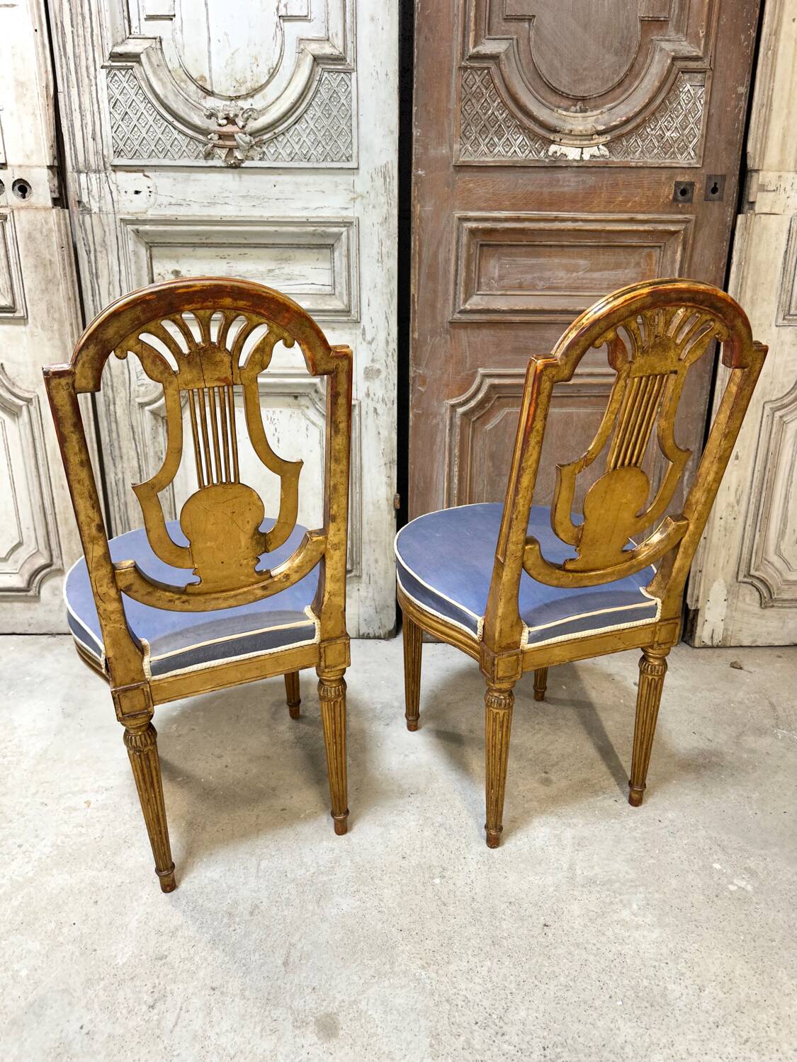 Paire de chaises style Louis XVI en bois doré