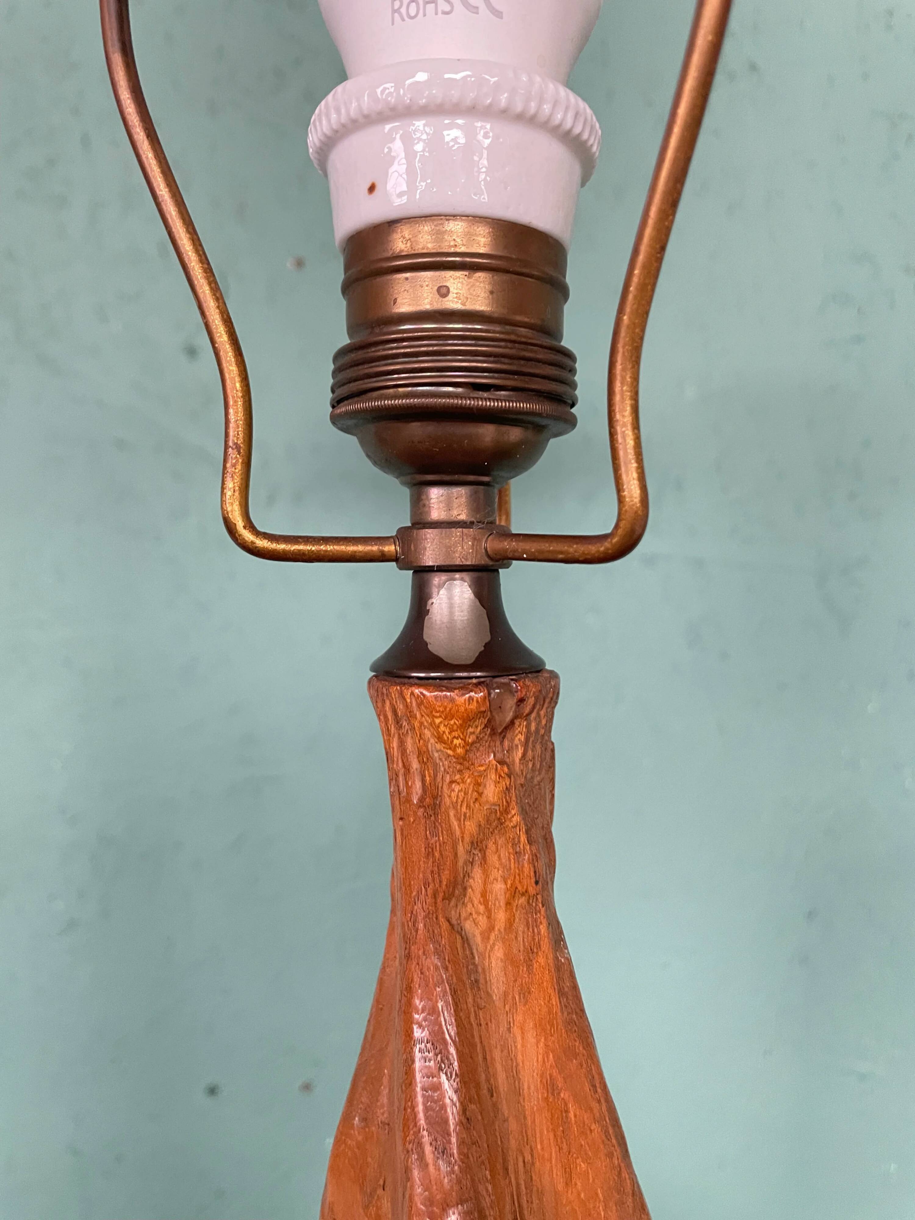 Pied de lampe de table en chêne sculpté frappante et grande (75 cm) attribuée à un sculpteur scandinave.