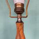 Pied de lampe de table en chêne sculpté frappante et grande (75 cm) attribuée à un sculpteur scandinave.