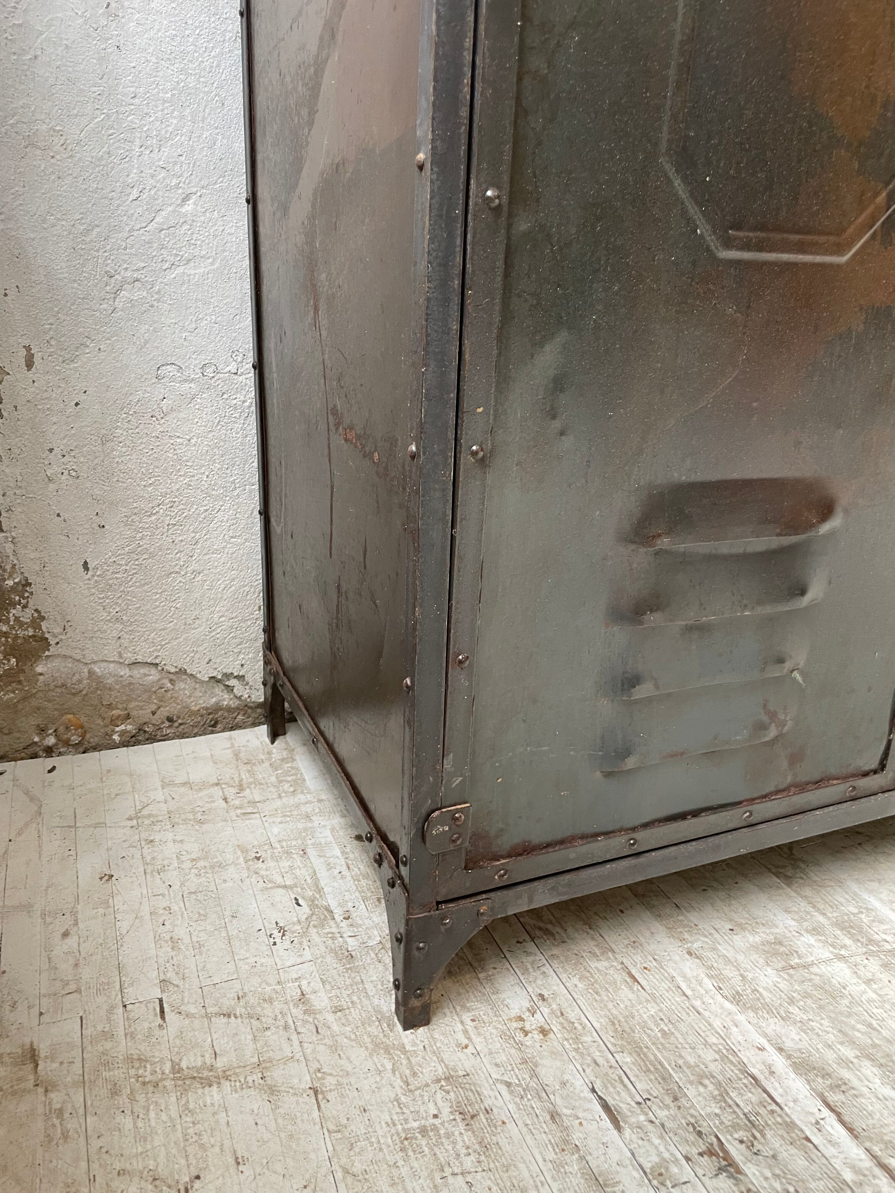 Riveted metal cloakroom Swchartz 1920