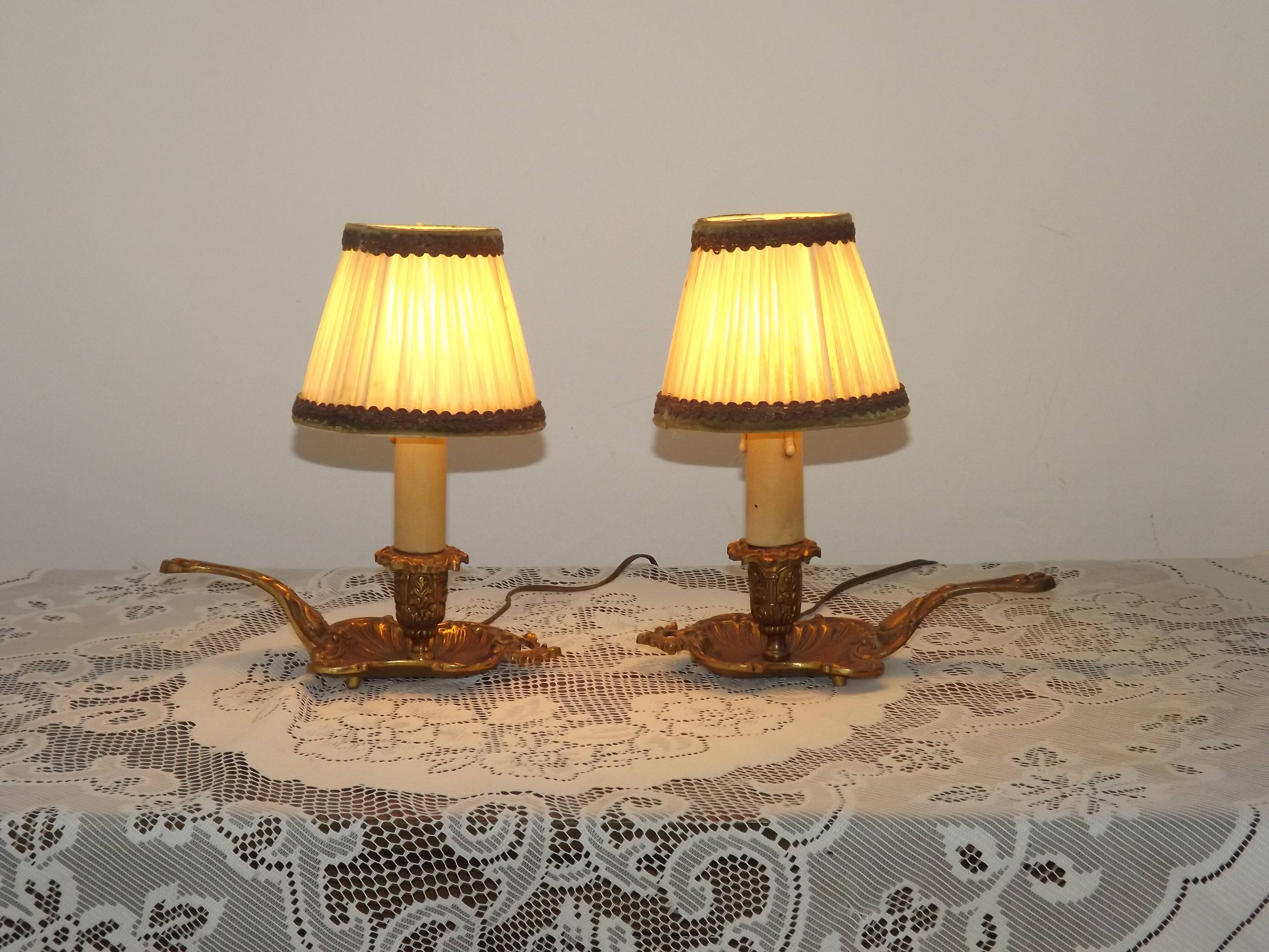 Paire de lampes candélabres vintage en bronze avec abat-jours en tissu plissé, France