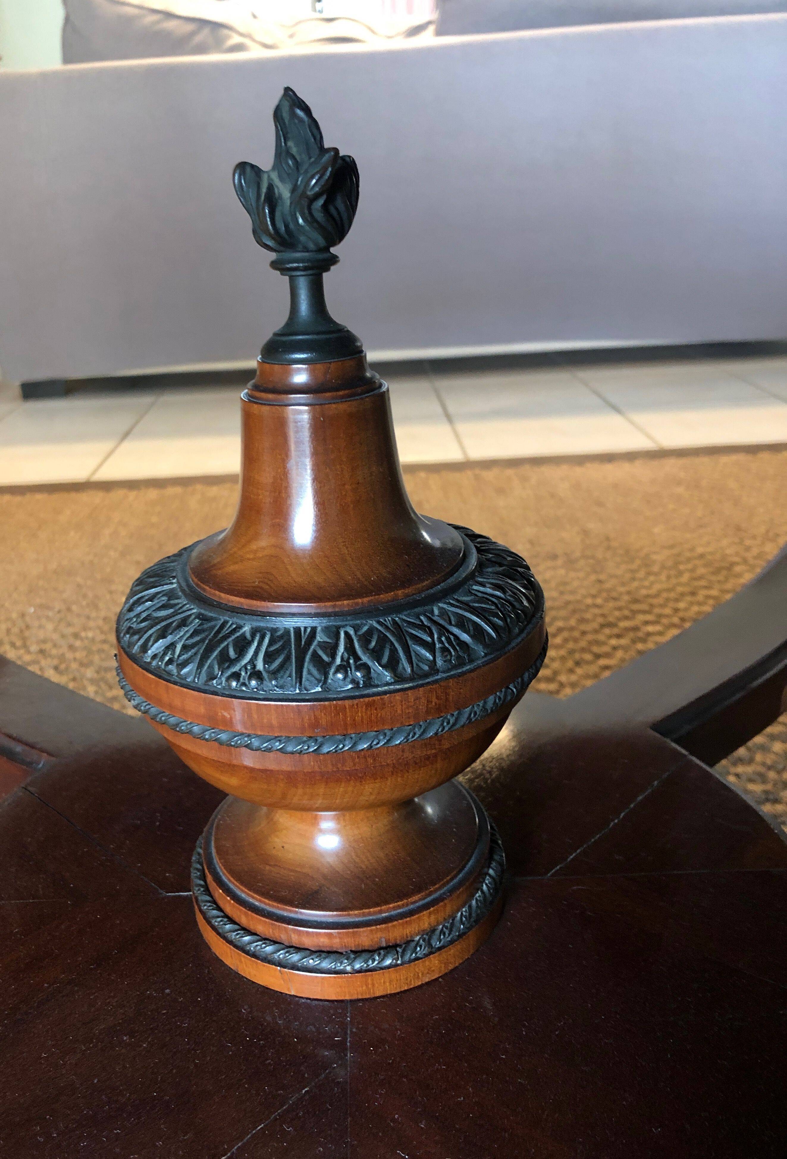 Important central pedestal table in mahogany, brass and bronze that can form a large dining table.