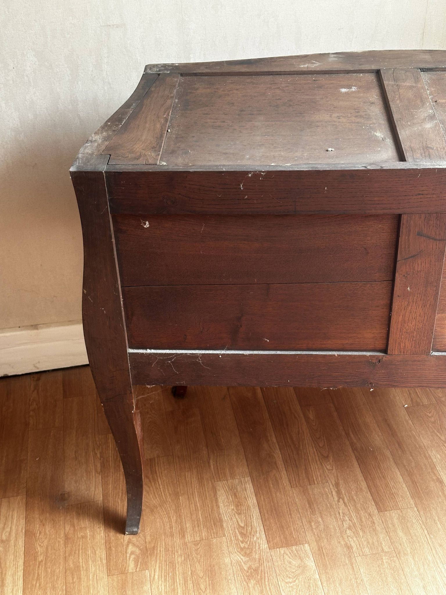 Commode galbée marquetée style Louis XV – plateau marbre- 19 e siècle