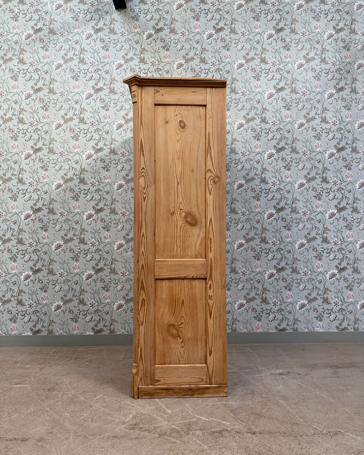 English four-door wardrobe (renovated)
