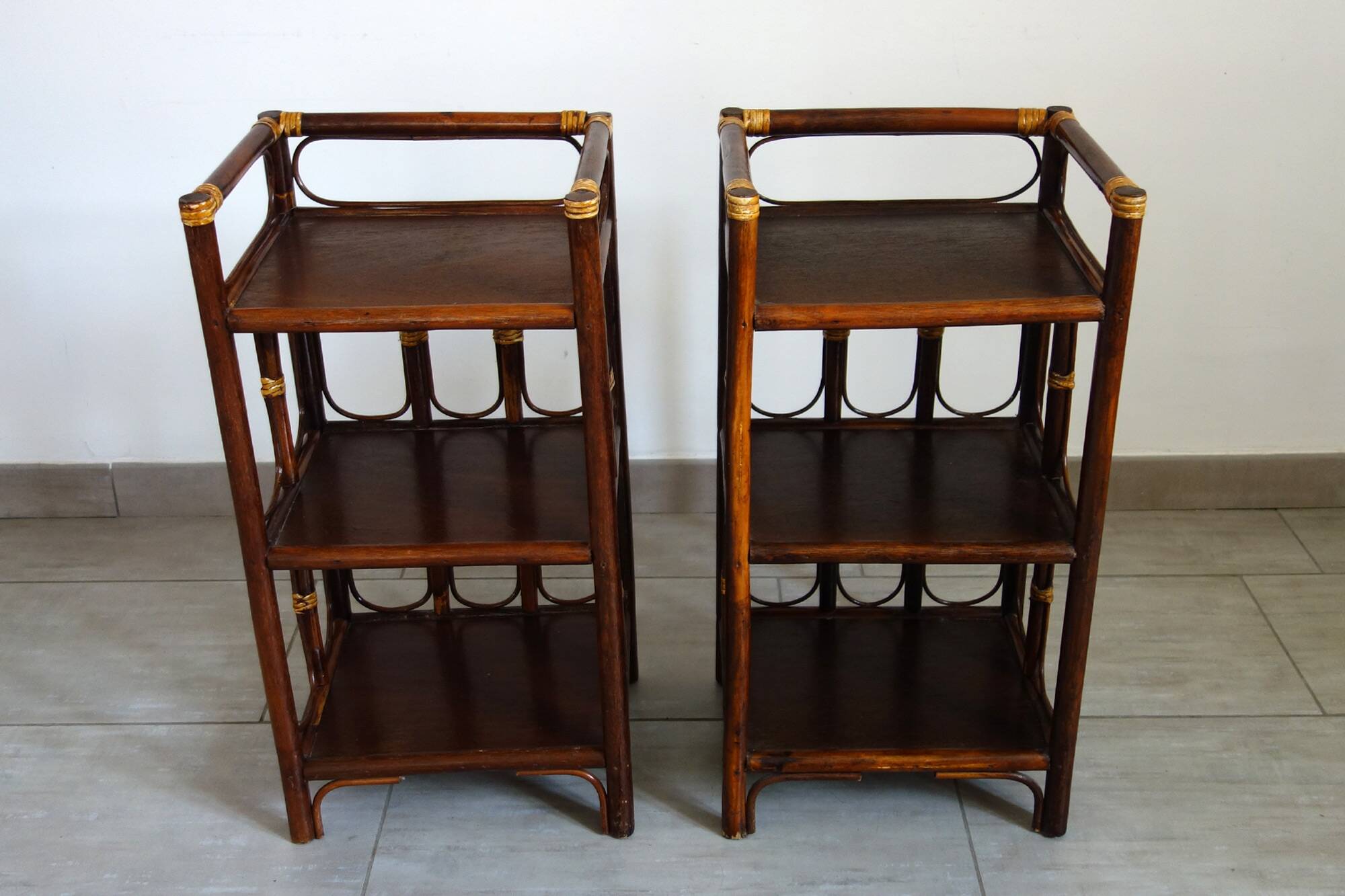 Lot 2 tables d’appoint / de chevet en rotin année 60