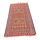 Tapis berbère, tissé et surbrodé, laine 204 x106 cm 20ème siècle