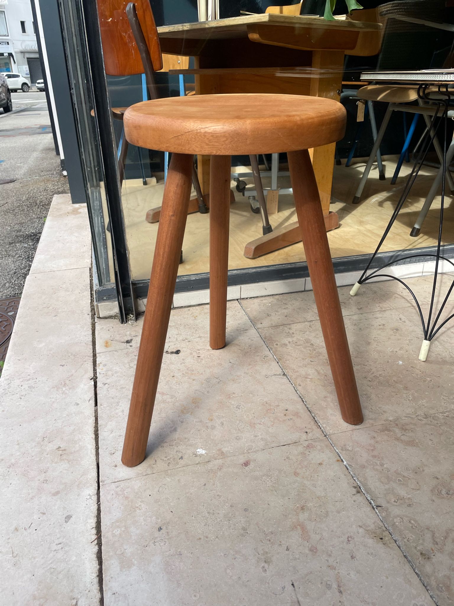 Tabouret moderniste t