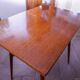 Table rétro de style bruxellois avec étagère tressée – Dřevopodnik Holešov, années 1960