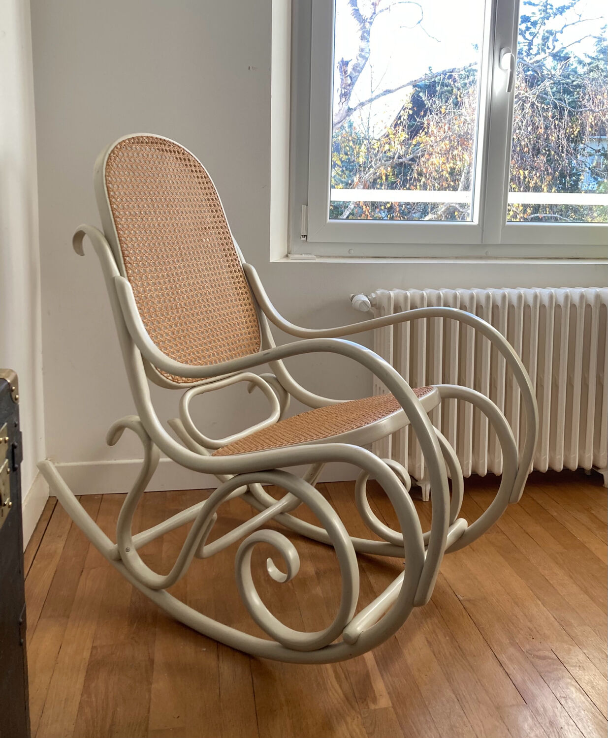 Rocking Chair THONET époque fin XIXe en bois courbé cérusé grège