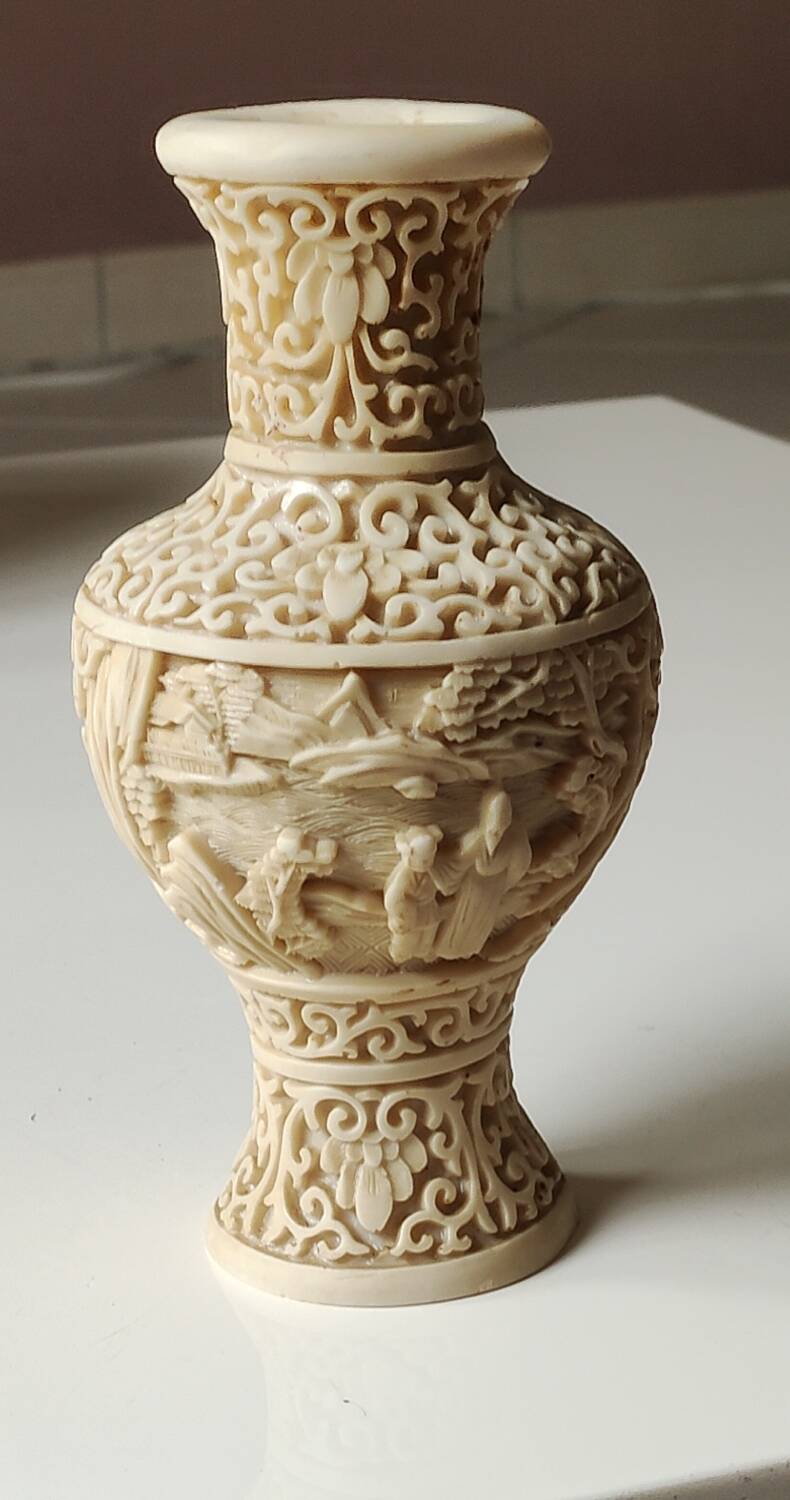 Chinese Baluster Vase. In beige cinnabar lacquer. Dimensions: 17 x 9 cm