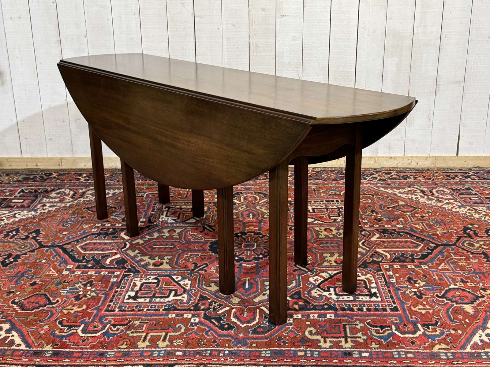 Drop-leaf English table in mahogany called Gateleg.