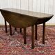 Drop-leaf English table in mahogany called Gateleg.