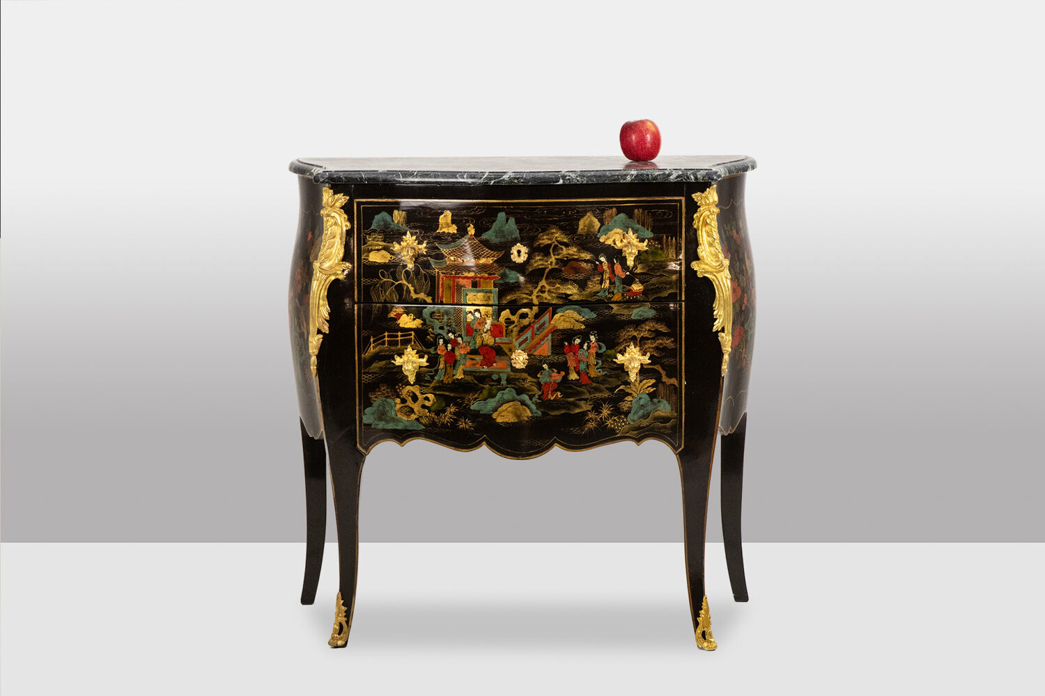 Commode sauteuse de style Louis XV en laque. Années 1950.