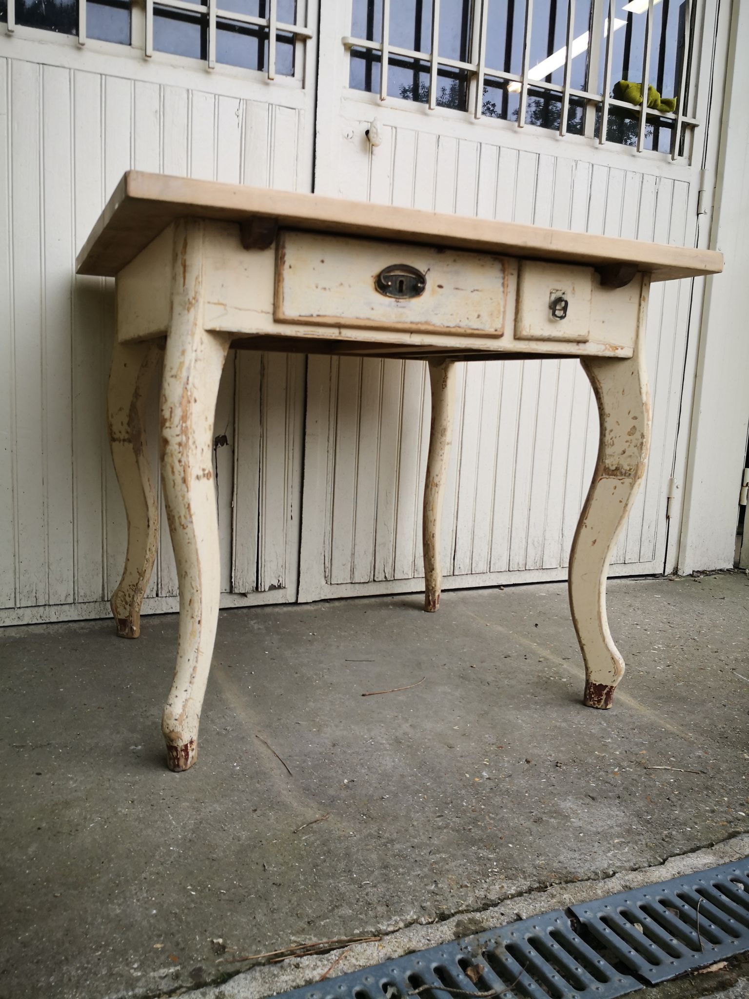 Table de cuisine vintage en bois, pieds courbés