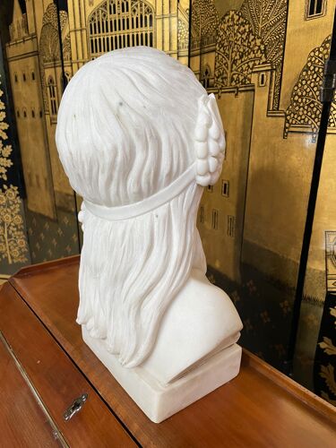 Buste de femme en marbre