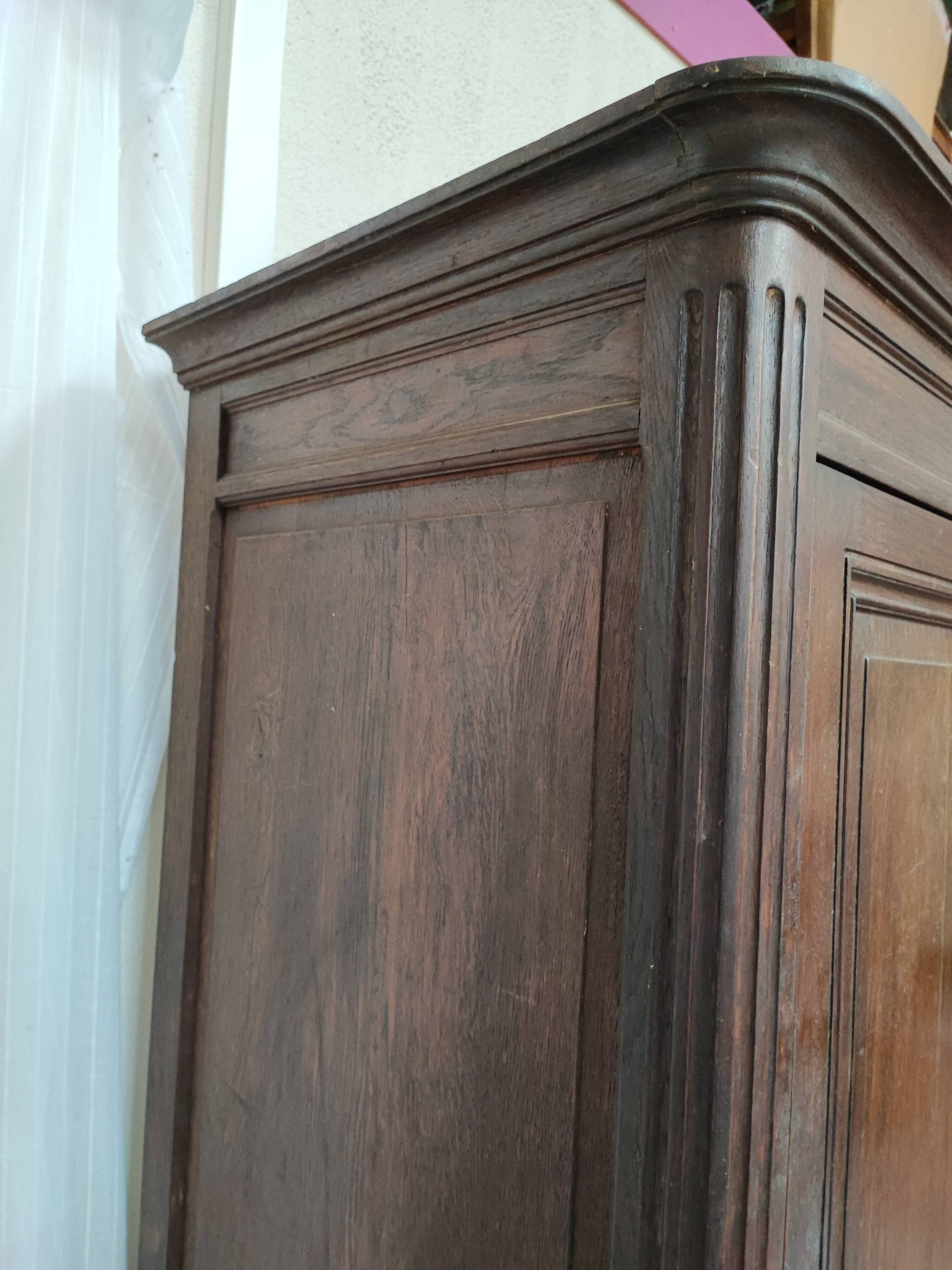 Bonnetière man standing cabinet a door