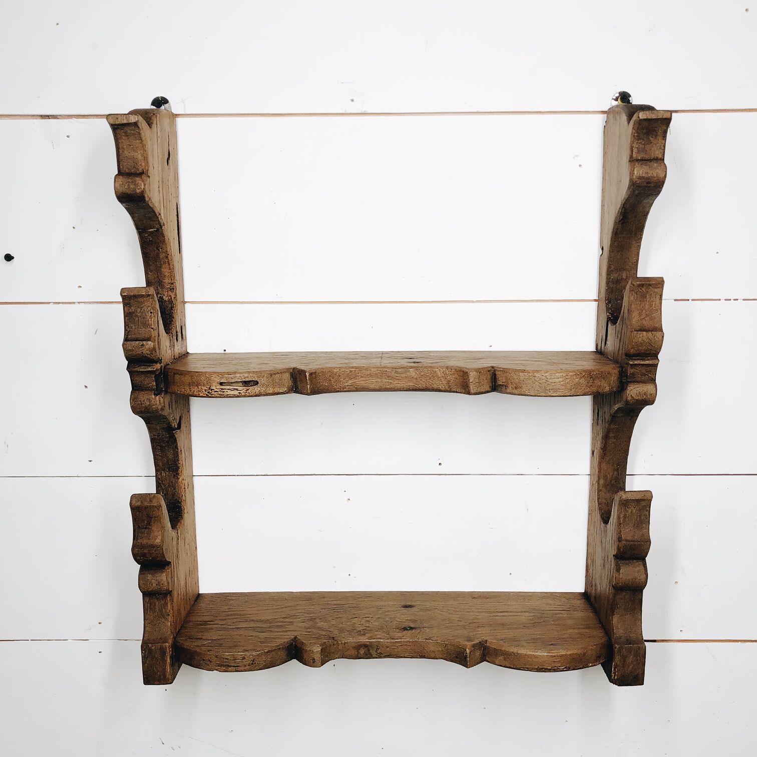 Artisanal shelf in raw wood