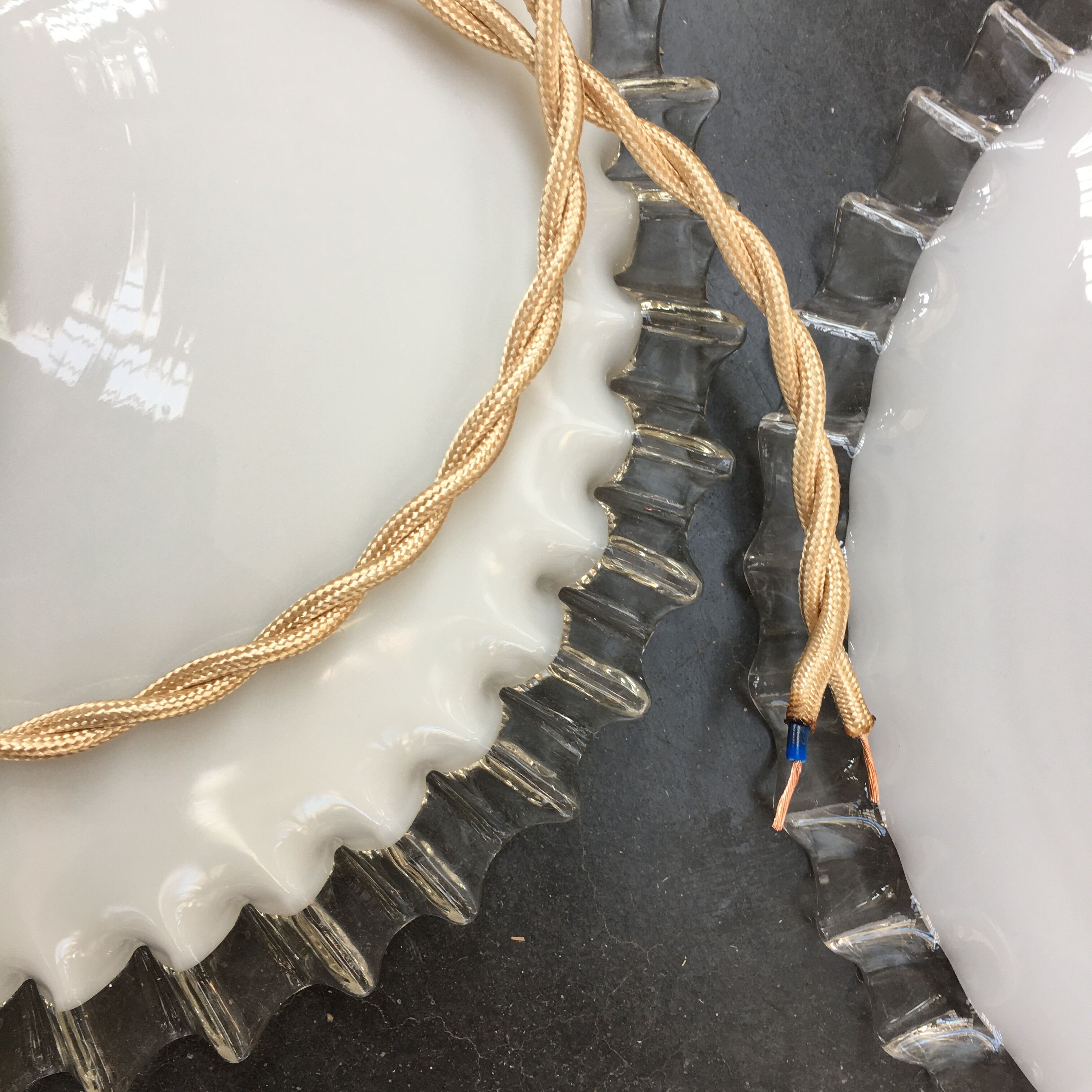 Paire de suspensions en opaline blanche et bords dentelés transparents