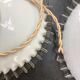 Paire de suspensions en opaline blanche et bords dentelés transparents