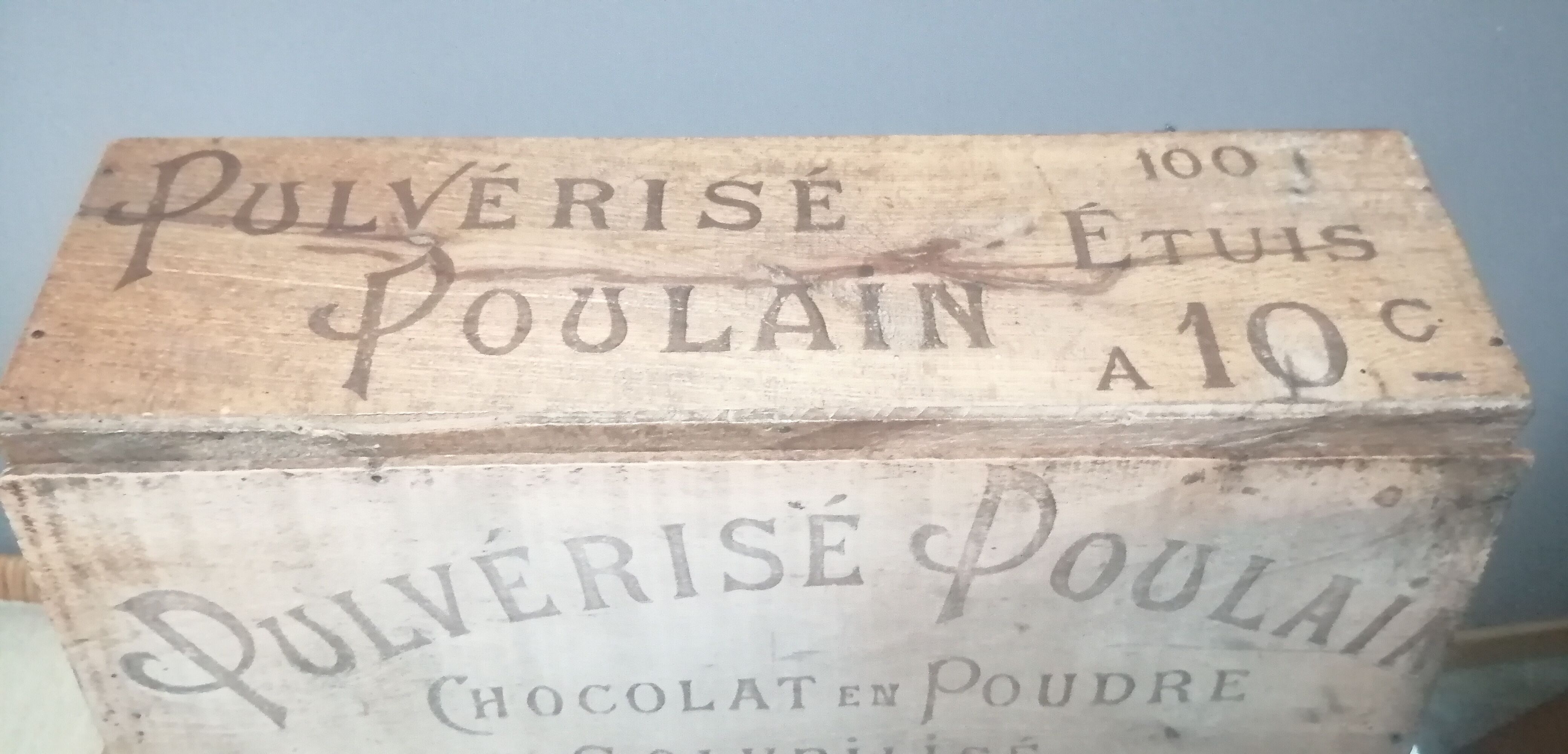 Wooden box chocolat poulain