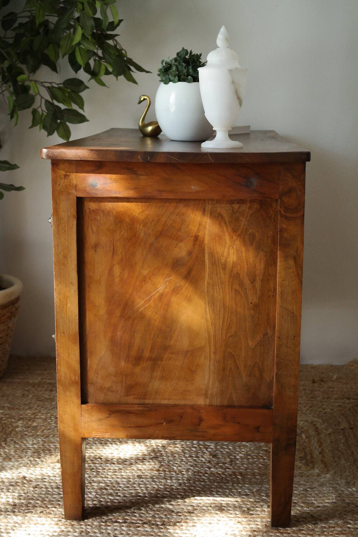 Commode basse en noyer, XXème