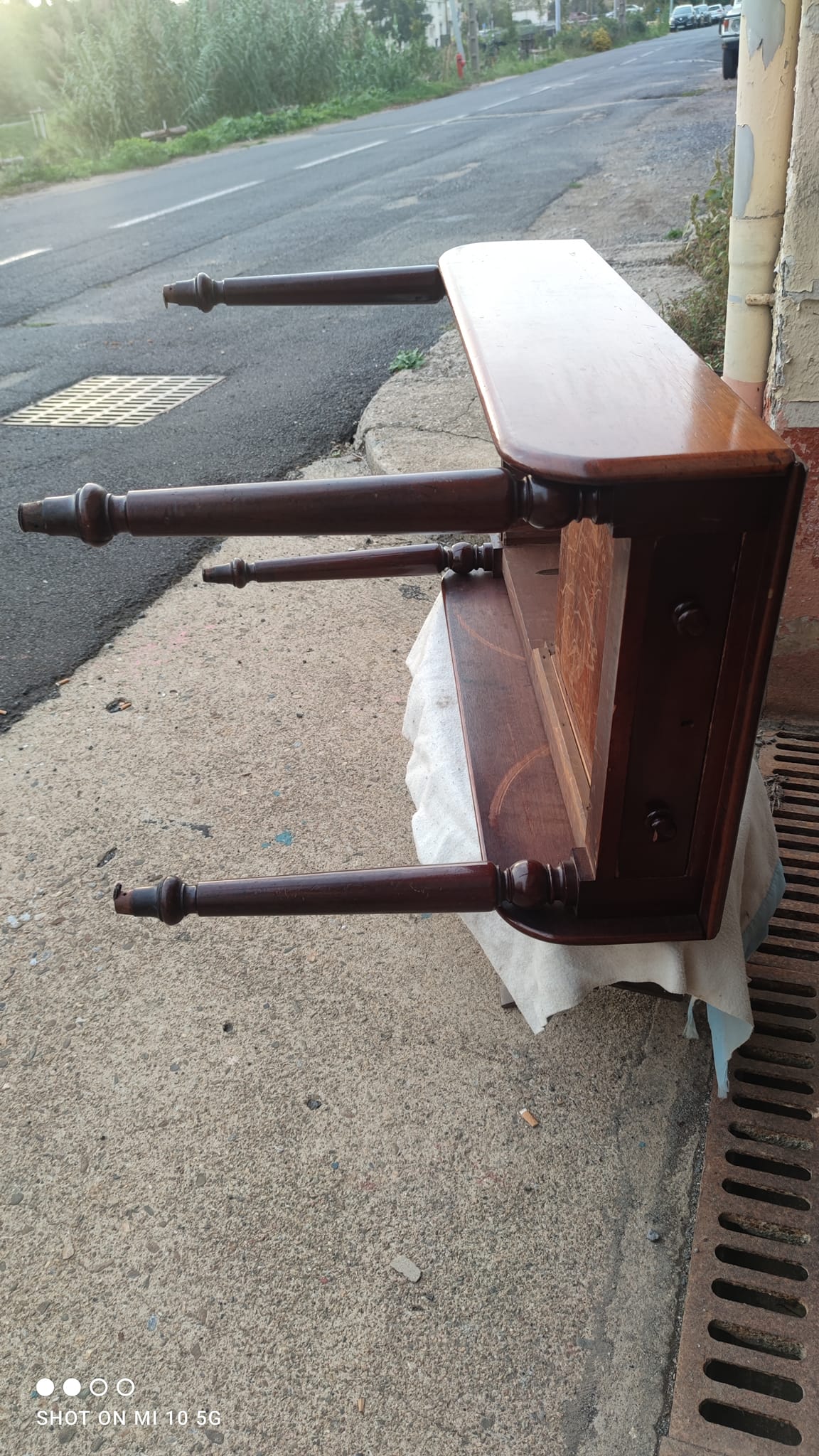 English wing table dating from the mid-19th century
