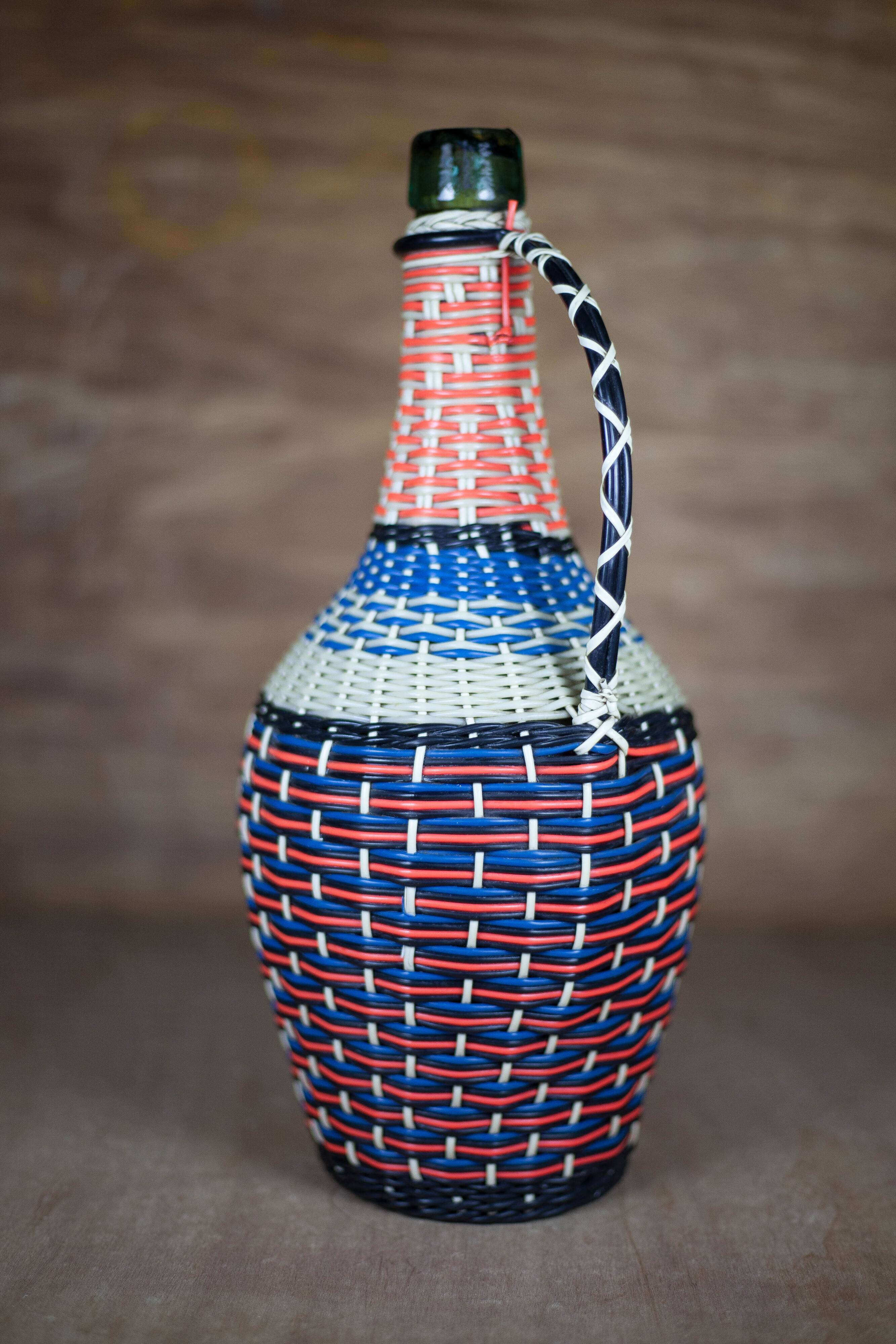 Braided thread bottle, plastic thread, scoubidou bottle, glass bottle, interior decoration,