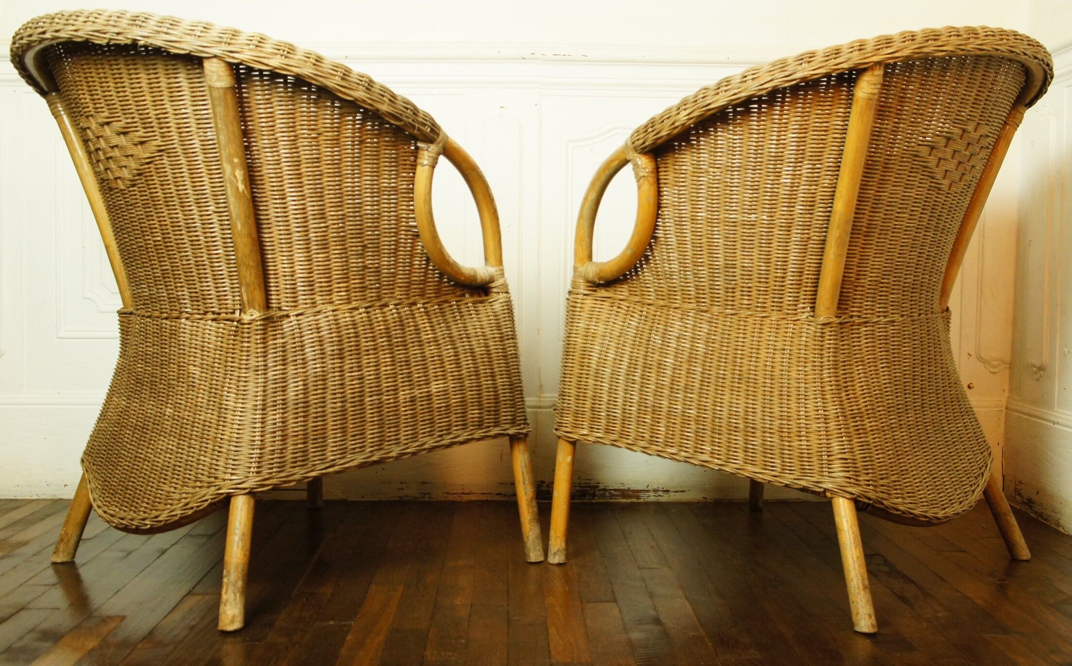 Paire de fauteuils à jupe en rotin & osier