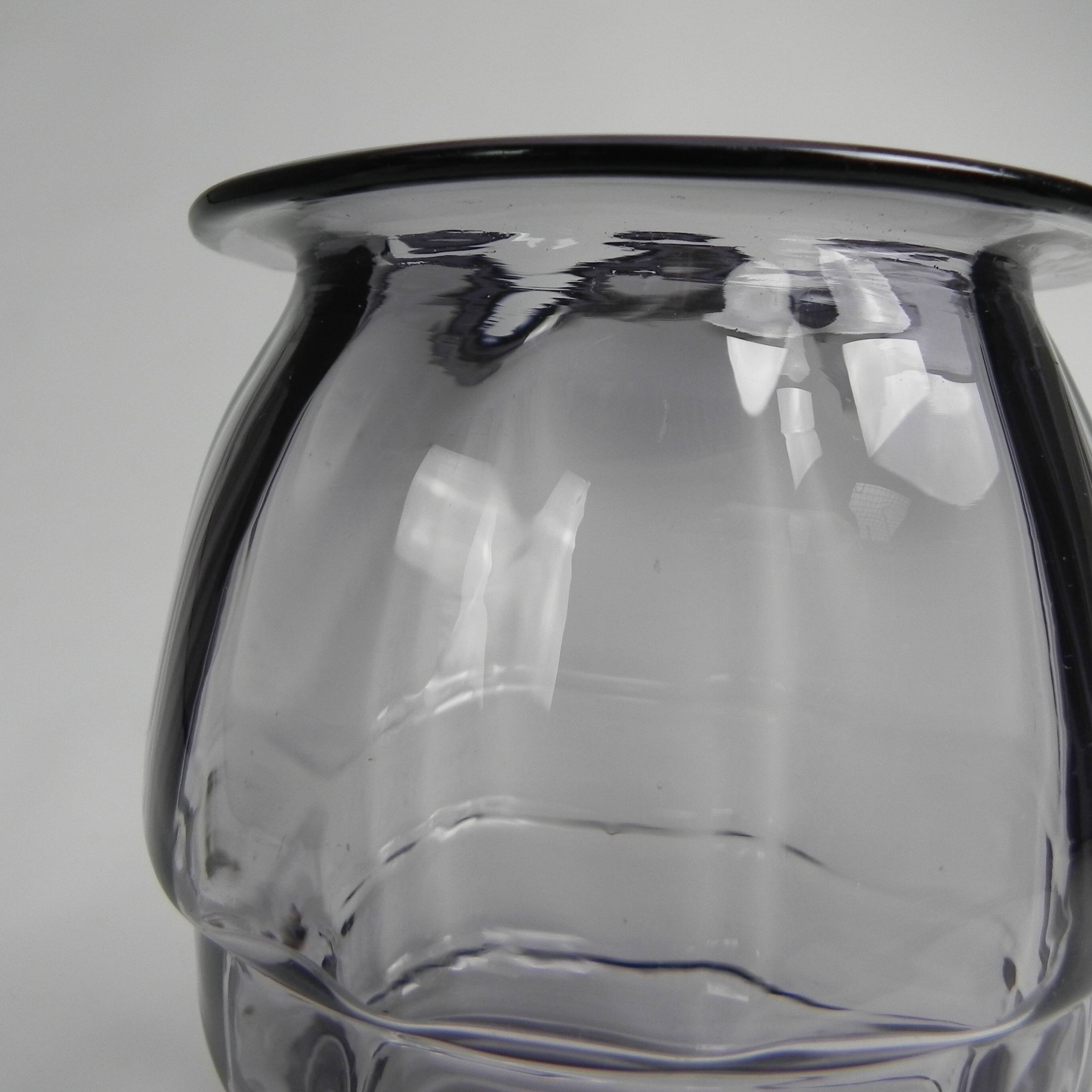 Art Deco vase with twisted vertical bands, Doyen style, 1930s.