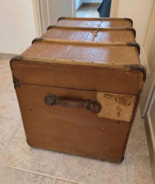 Malle, coffre ancien en bois et laiton