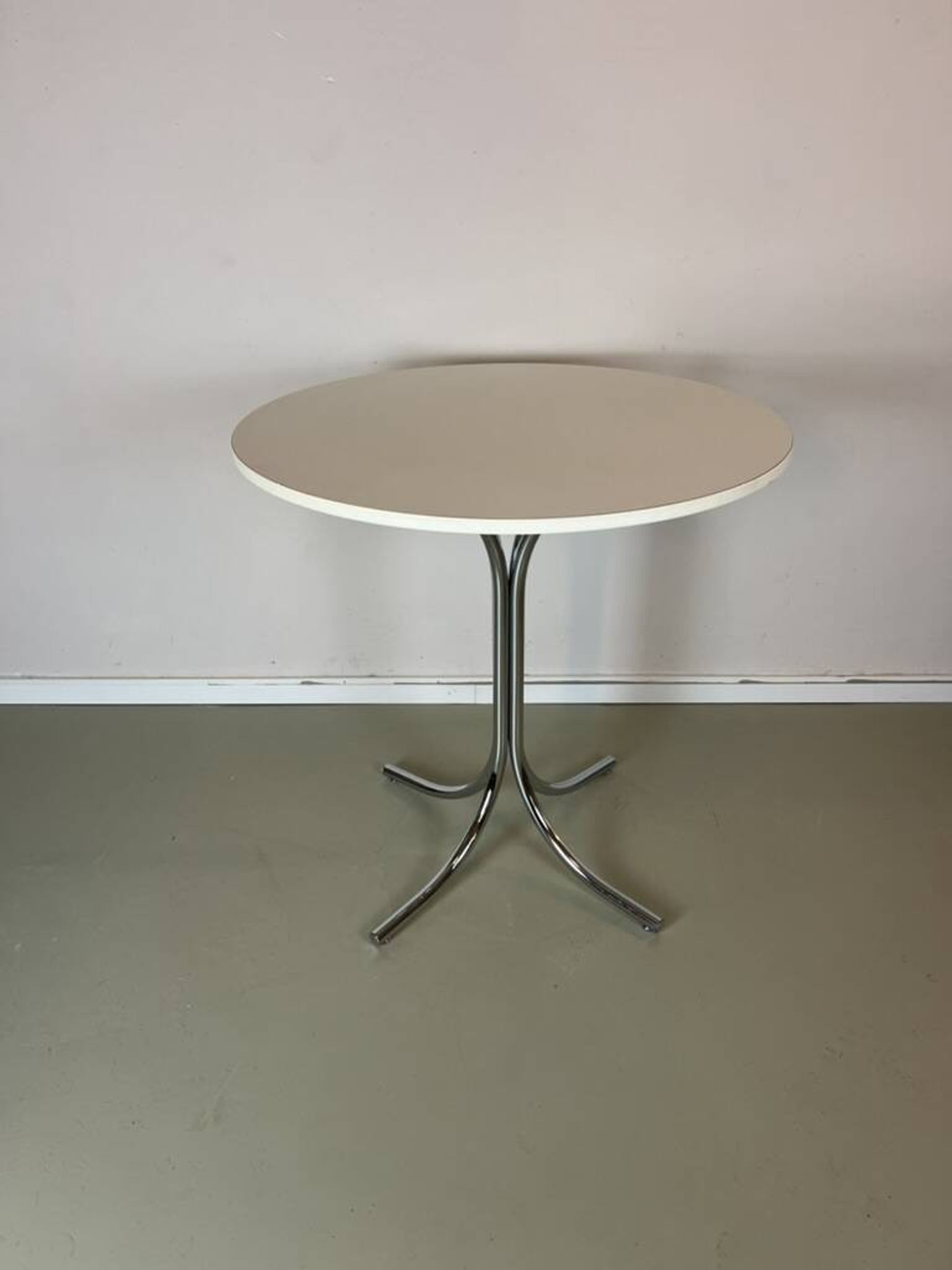 Vintage round white chrome dining table from the 70s.