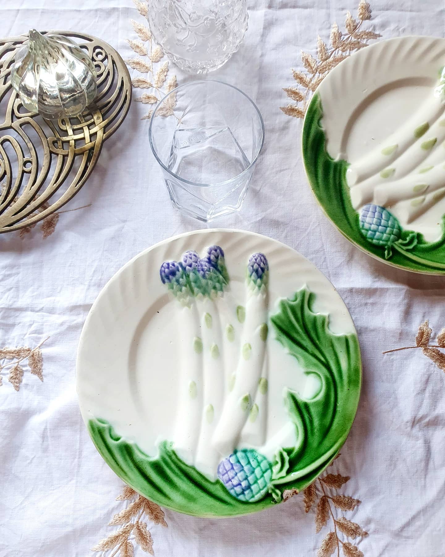 2 Assiettes en barbotine, asperges & artichaut
