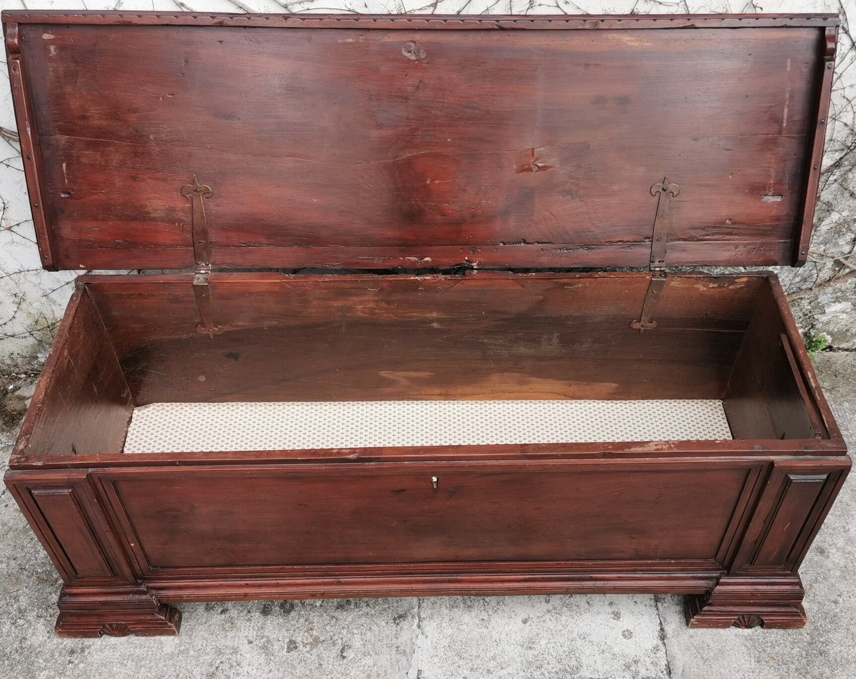 Old walnut chest of drawers, late nineteenth century