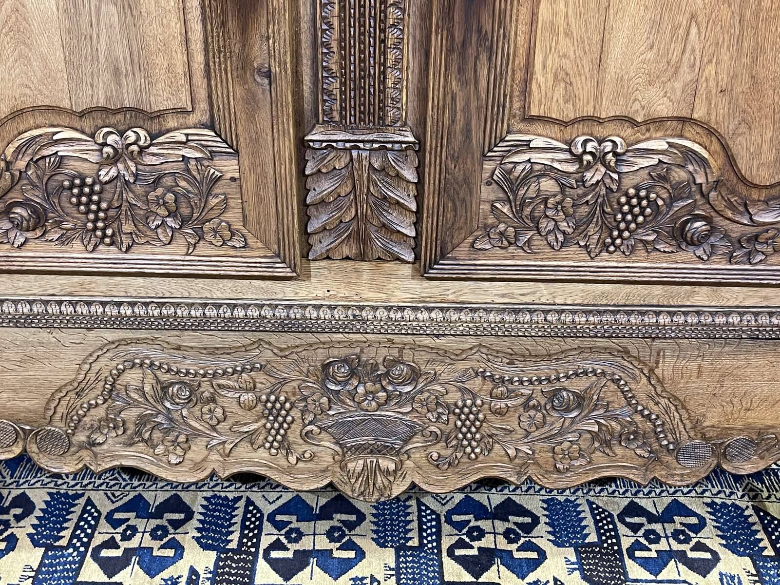 Armoire de mariage Normande sculptée en chêne clair du 19ème siècle