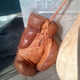 Leather punching-ball set and vintage gloves