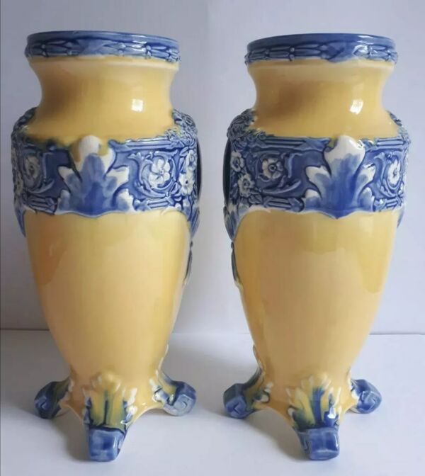 Paire de vases barbotine médaillons