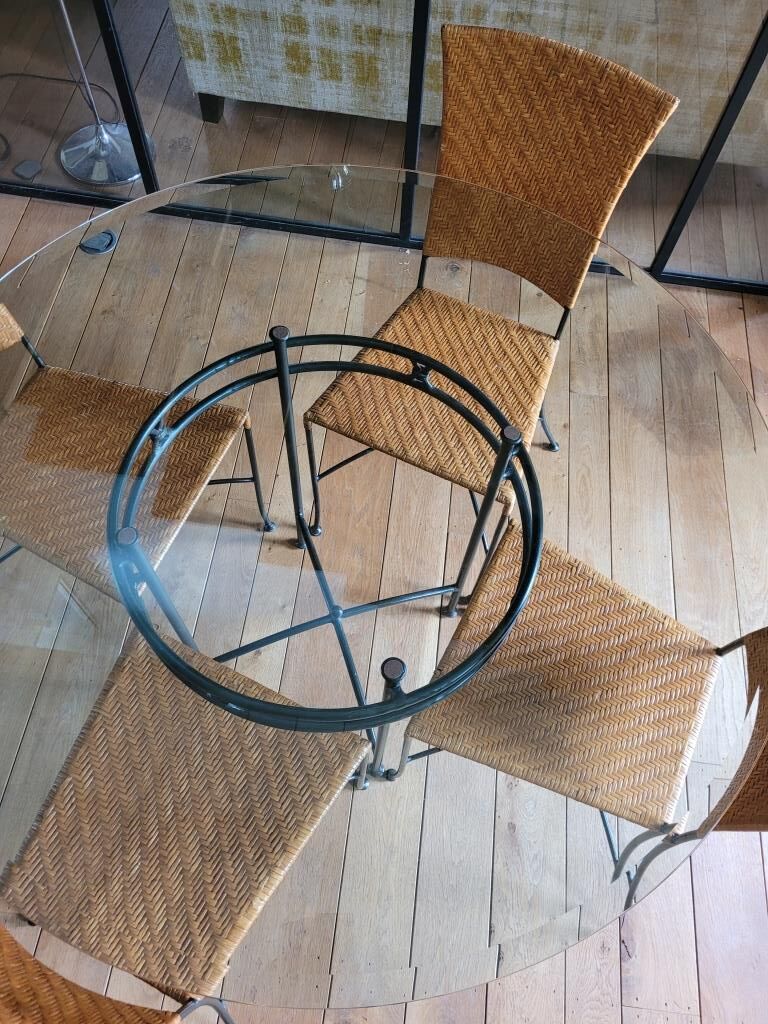 Glass and metal table and its 4 wicker chairs and glass Roche Bobois